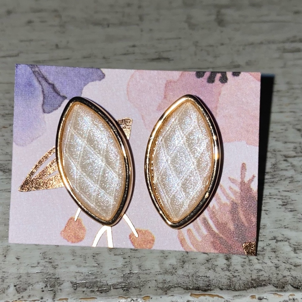 Timeless stud earrings